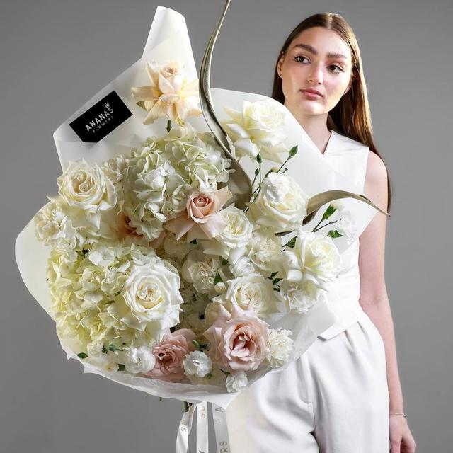 Авторский букет с белой гортензией и сортовыми розами