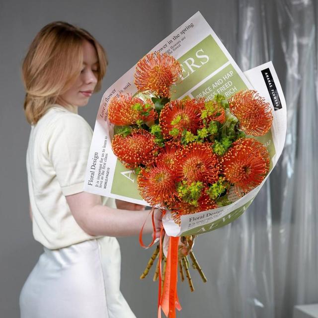 Авторский букет с оранжевыми нутанами (в трех размерах)