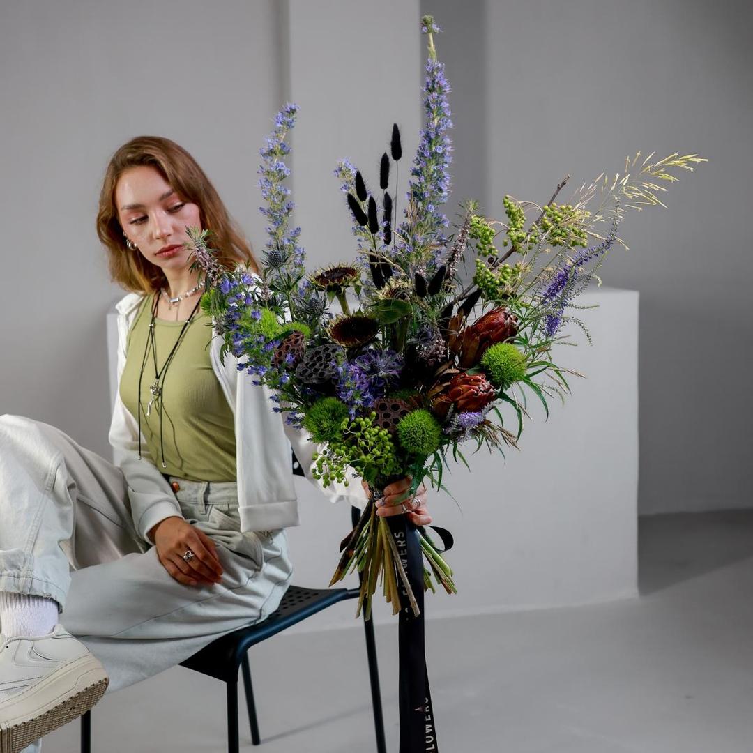 Авторский букет с протеей, лотосами и гвоздикой Green Trick