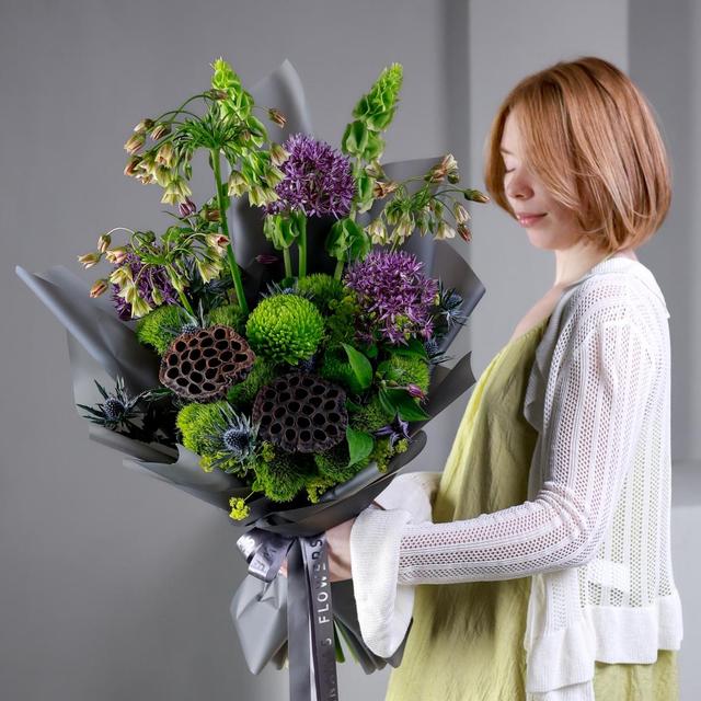 Авторский букет с фиолетовыми акцентами