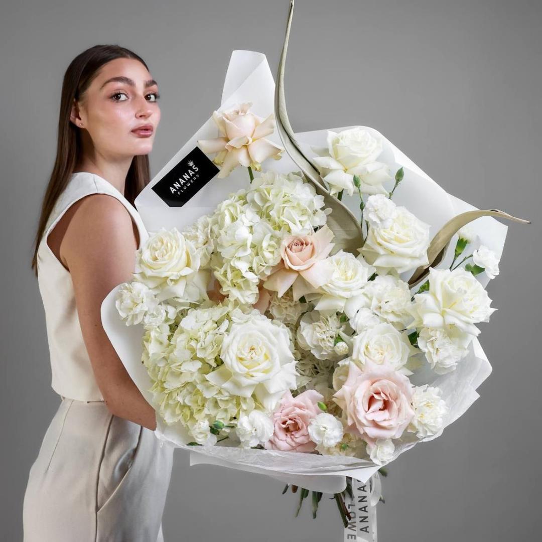 Авторский букет с белой гортензией и сортовыми розами
