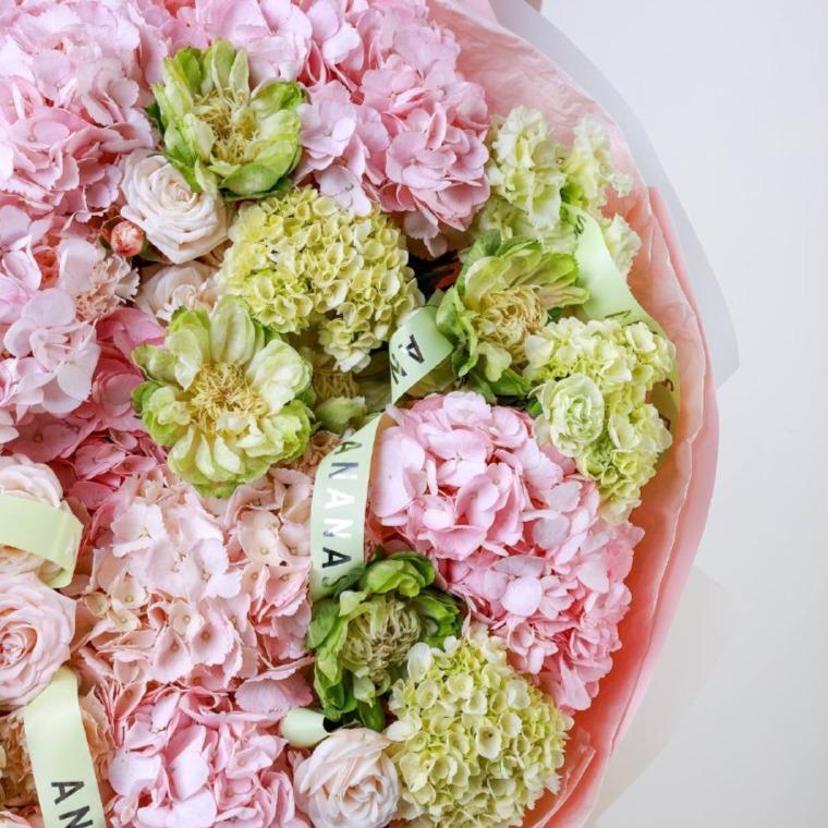 Авторский круглый букет с гортензиями