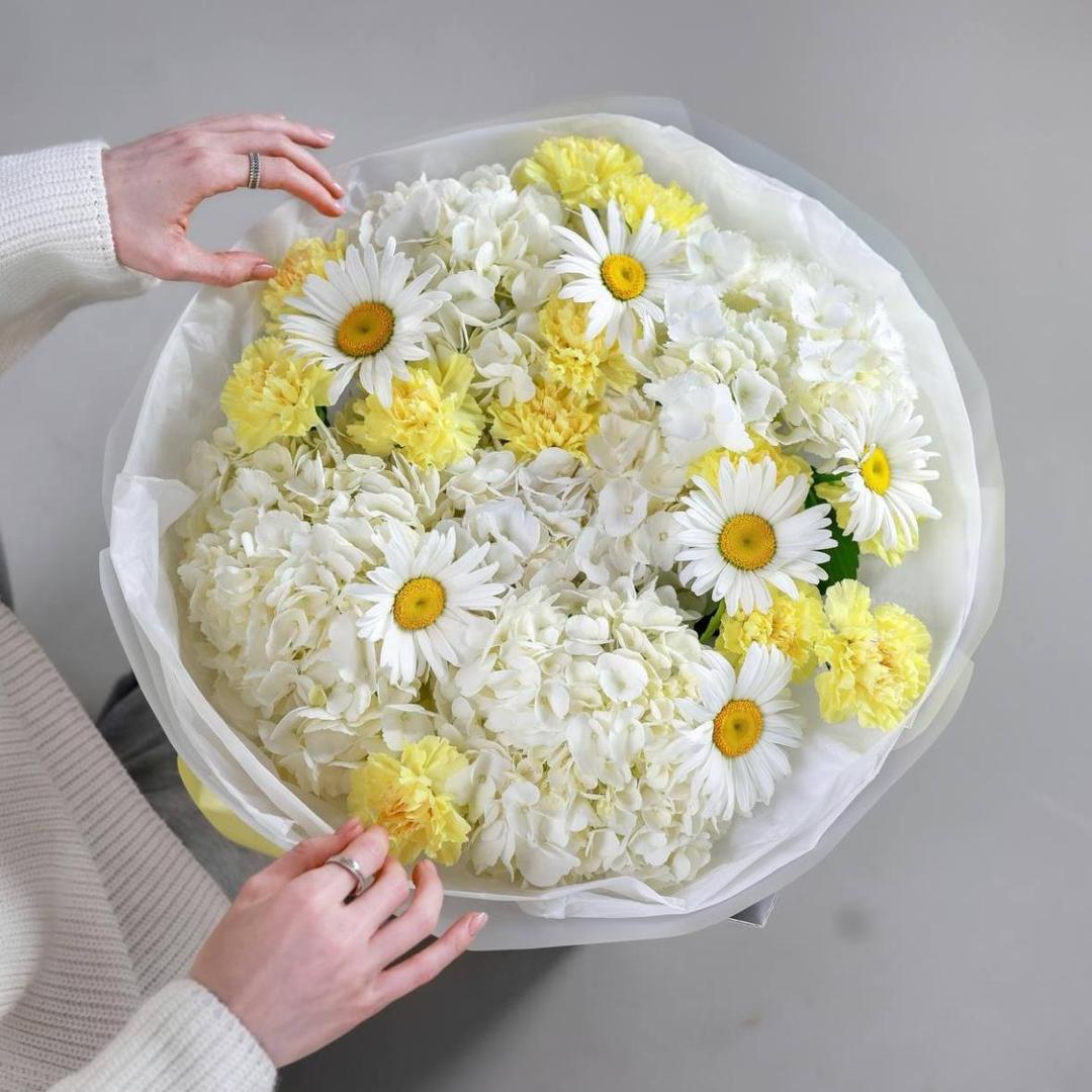 Авторский букет с ромашками (в двух размерах)