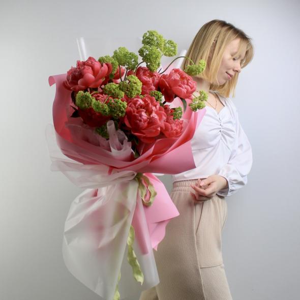 Букет с пионами и вибурнумом